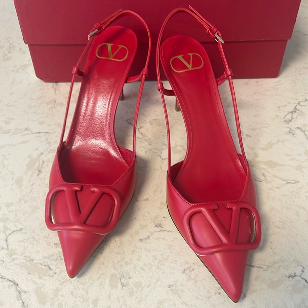 Valentino Leather V Logo Slingback Sandals Size 37.5 ♥️